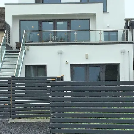 City Lake House Holiday home